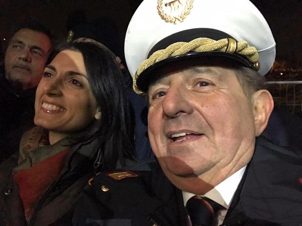 Una foto di Virginia Raggi e Giancarlo Magalli vestito da vigile urbano