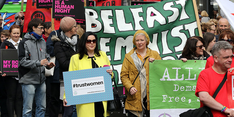 Una manifestazione "pro choice" a Belfast, 30 aprile 2016 (PAUL FAITH/AFP/Getty Images)