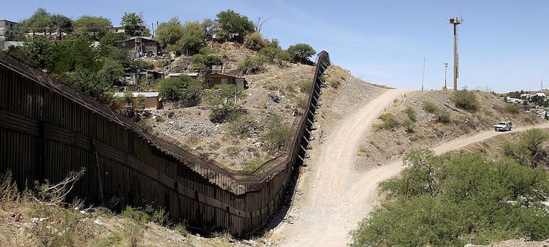 Un pezzo della recinzione già esistente fra Stati Uniti e Messico, all'altezza dell'Arizona, fotografata nel 2006 (Jeff Topping/Getty Images)