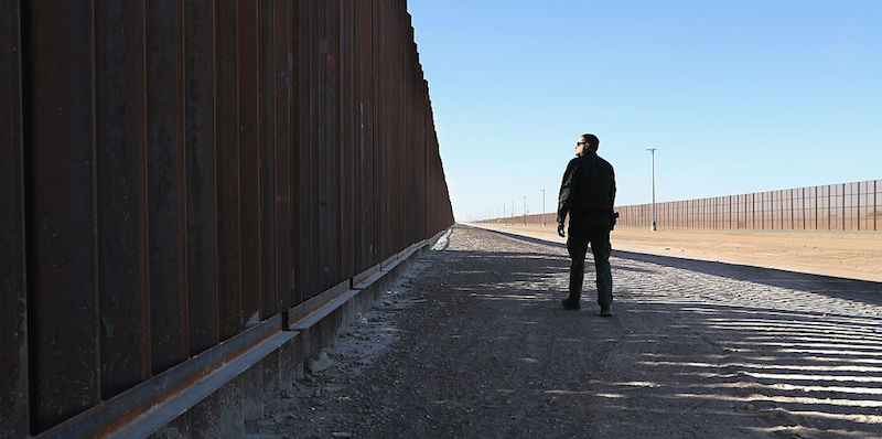 Un pezzo della recinzione esistente fra Messico e Stati Uniti all'altezza di San Luis, Arizona, fotografata nel novembre 2016 (John Moore/Getty Images)

