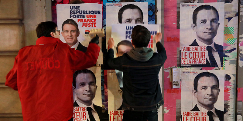 Sostenitori di Valls coprono i manifesti di Hamon, altro candidato alle primarie della sinistra francese (JACQUES DEMARTHON/AFP/Getty Images)