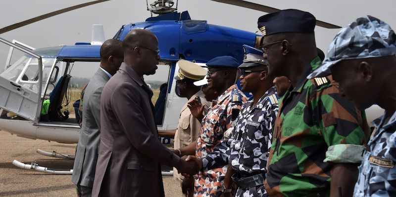 Il ministro della Difesa della Costa d'Avorio Alain-Richard Donwahi al suo arrivo all'aeroporto di Bouaké (SIA KAMBOU/AFP/Getty Images)