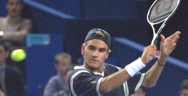 Roger Federer a 17 anni, il 2 febbraio 1999: stava giocando il secondo turno dell'Open di Marsiglia, in Francia, contro Carlos Moya
(Georges Gobet/AFP/Getty Images)