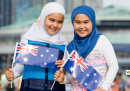 La brutta storia intorno a un manifesto dell'Australia Day con due ragazze musulmane