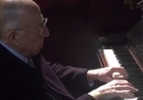 Fedele Confalonieri che suona (piuttosto bene) Bach al pianoforte