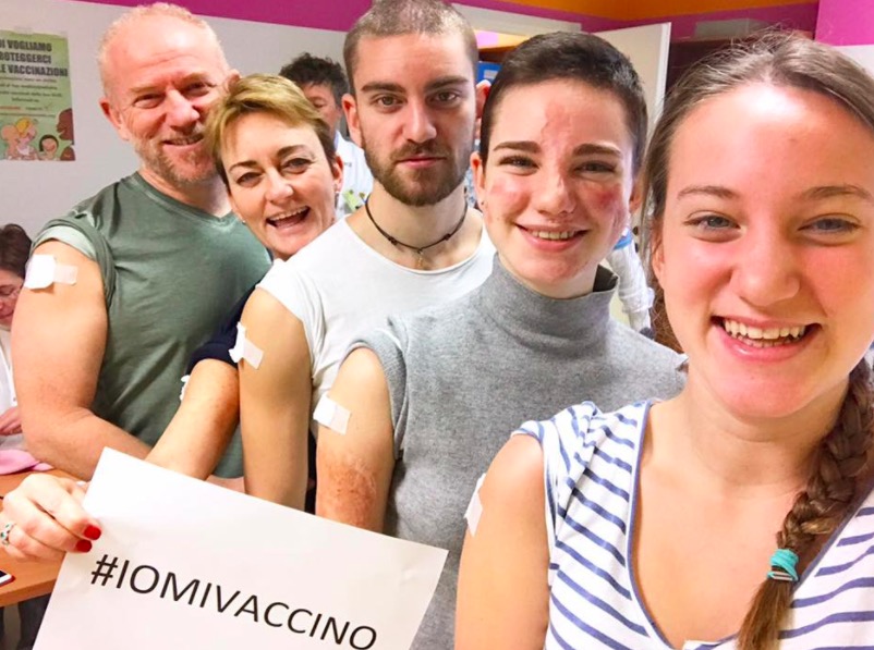 La foto della famiglia di Bebe Vio per promuovere i vaccini