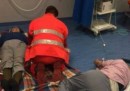 La foto dei pazienti curati per terra all'ospedale di Nola