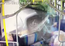 Il video del pickup che entra in un autobus