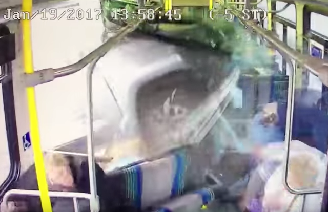 Il video del pickup che entra in un autobus