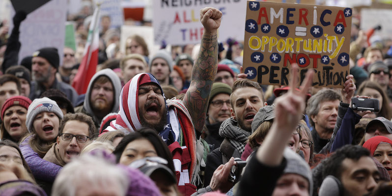 Manifestazioni anti-Trump a Boston (AP Photo/Steven Senne)