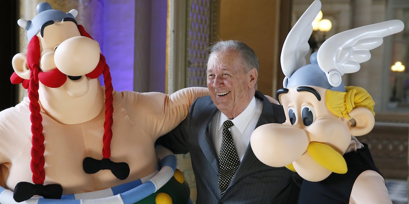 Il fumettista francese Albert Uderzo mentre abbraccia Asterix e Obelix, due dei personaggi da lui creati (PATRICK KOVARIK/AFP/Getty Images)