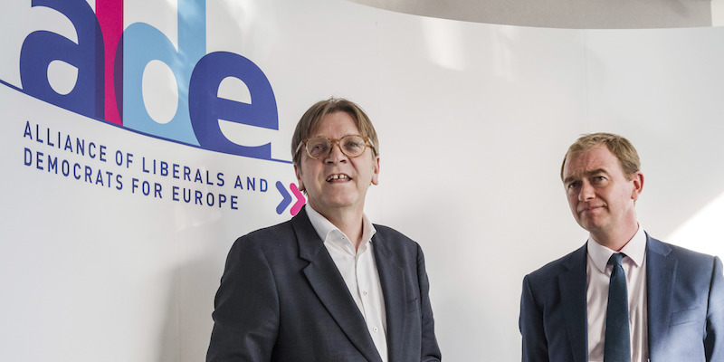 Il presidente del gruppo ALDE Guy Verhofstadt, a sinistra, con il leader dei Liberal Democratici britannici Tim Farron, il 7 dicembre 2016, a Bruxelles (AP Photo/Geert Vanden Wijngaert)