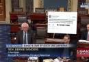 Sanders si è portato al Senato un enorme tweet di Trump