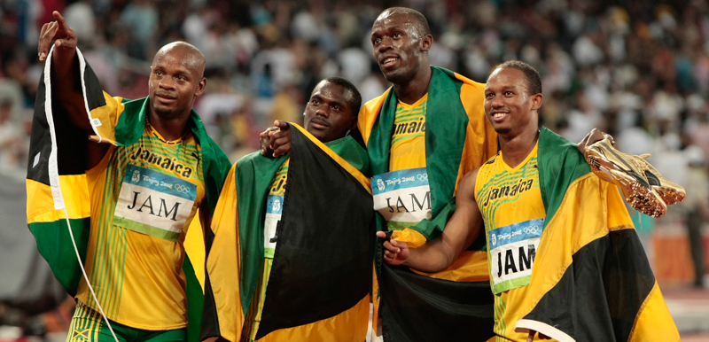 Da sinistra a destra: Asafa Powell, Nesta Carter, Usain Bolt e Michael Frater festeggiano dopo aver vinto la staffetta 4x100 a Pechino, nel 2008. (AP Photo/Itsuo Inouye, File)