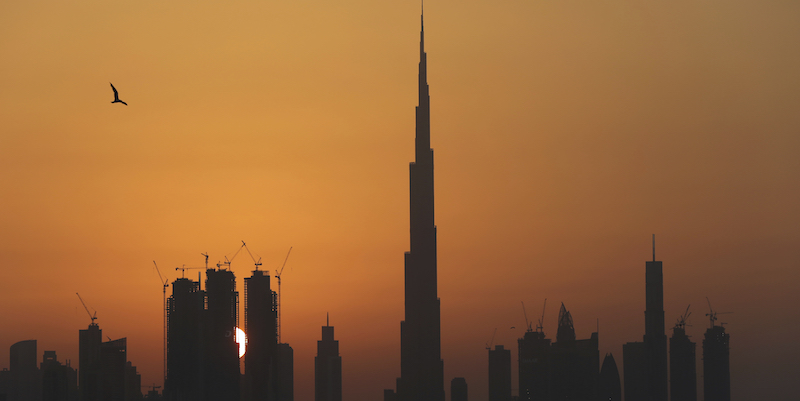 Un tramonto sullo skyline di Dubai, il 7 ottobre 2016 (AP Photo/Kamran Jebreili)