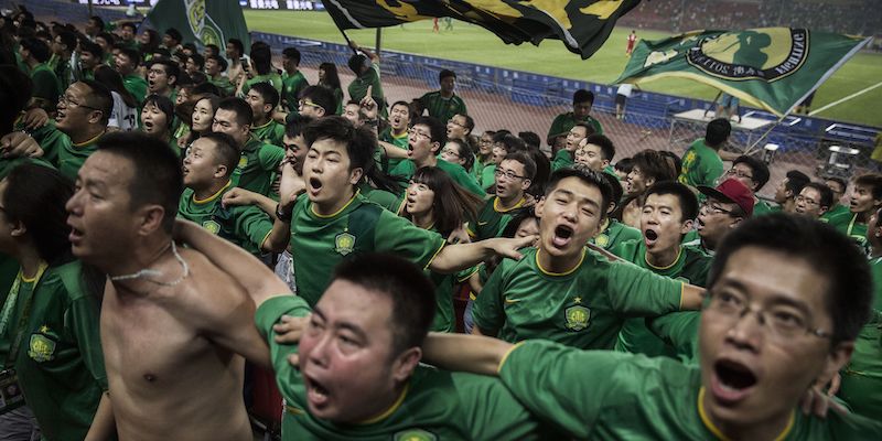 I tifosi del Beijing Guoan FC durante la partita di campionato contro il Chongcing Lifan (Kevin Frayer/Getty Images)