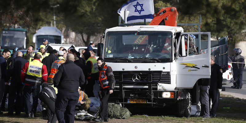 Il camion con cui un attentatore ha investito e ucciso quattro persone e ne ha ferite almeno tredici sul viale Armon Hanatziv, a Gerusalemme, l'8 gennaio 2017 (AHMAD GHARABLI/AFP/Getty Images)
