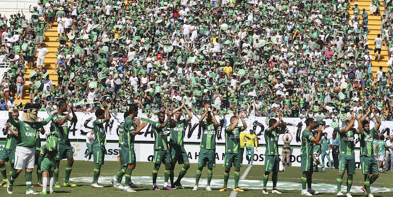 I giocatori del Chapecoense salutano i tifosi prima dell'inizio della partita contro il Palmeiras (AP Photo/Andre Penner)