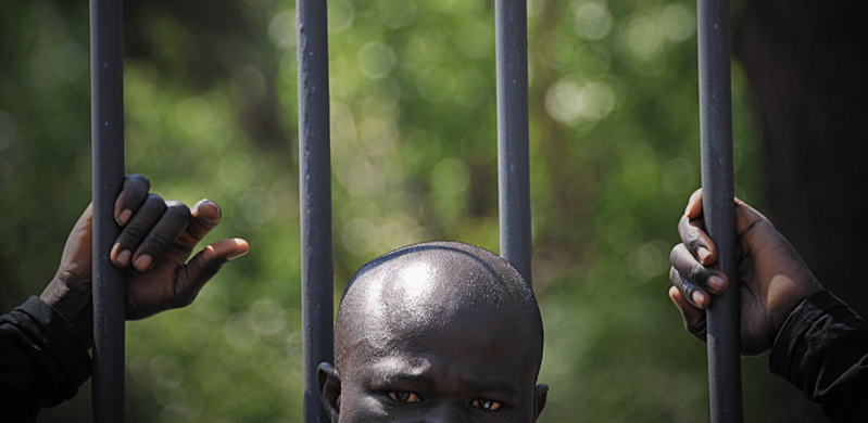 Un migrante nell'ex CIE di Santa Maria Capua Vetere, nel 2011. (ANSA / CESARE ABBATE)