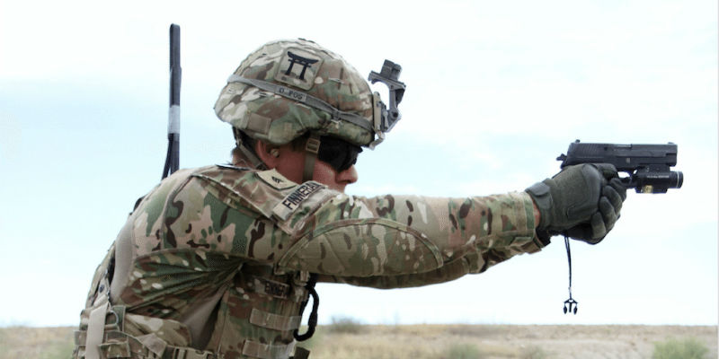 Il sergente Andrew Finneran dell'esercito americano con una pistola Sig Sauer durante un addestramento in Afghanistan nel 2015 (U.S. Army/Capt. Charlie Emmons, TAAC-E Public Affairs)