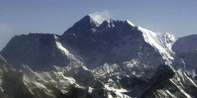 Il monte Everest (AP Photo/Binod Joshi)