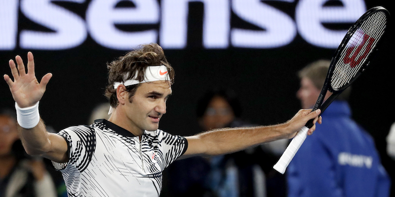 Roger Federer dopo la vittoria contro Stan Wawrinka (AP Photo/Kin Cheung)