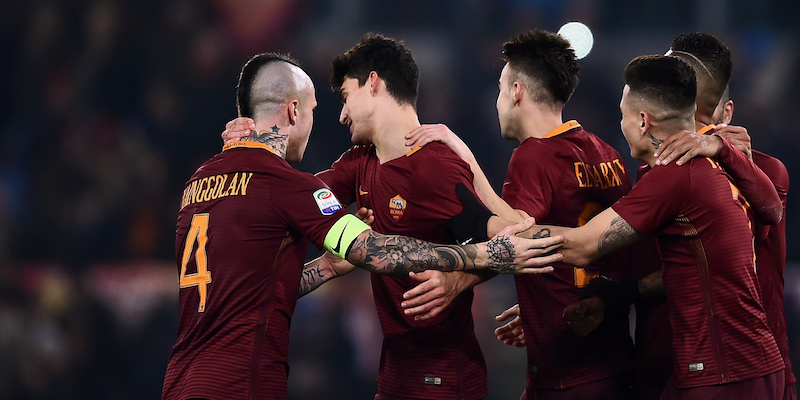 I giocatori della Roma mentre festeggiano un gol segnato al Chievo (FILIPPO MONTEFORTE/AFP/Getty Images)