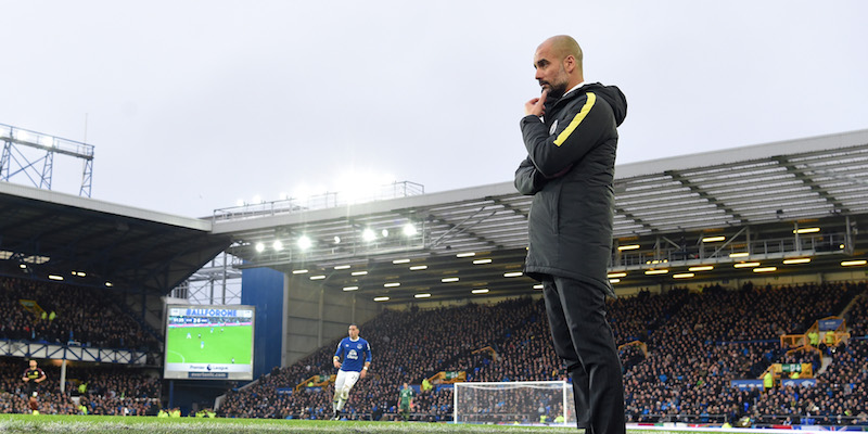 Pep Guardiola a bordo campo durante l'incontro di Premier League tra Everton e Manchester City (Michael Regan/Getty Images)