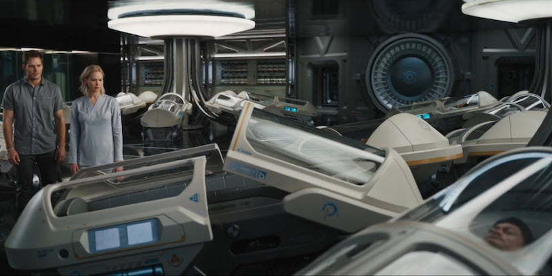 Una scena del film "Passengers" con Jennifer Lawrence e Chris Pratt in cui si vedono le capsule per l'ibernazione usate dai protagonisti del film
