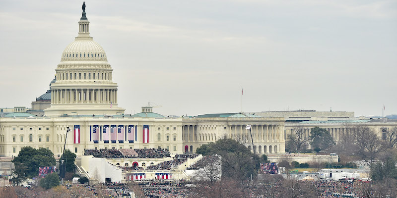 Parte della folla presente davanti al Campidoglio, a Washington, durante la cerimonia di insediamento del presidente degli Stati Uniti Donald Trump, il 20 gennaio 2017 (Mike Coppola/Getty Images)