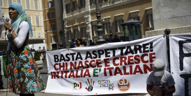 Uno striscione esposto in Piazza Montecitorio a Roma durante una manifestazione organizzata dal Partito Democratico nel 2012
(ANSA/ GUIDO MONTANI)