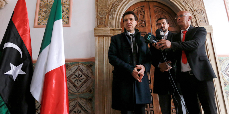 Giuseppe Perrone, ambasciatore italiano a Tripoli, durante una conferenza stampa tenuta il 10 gennaio 2017 (STR/AFP/Getty Images)