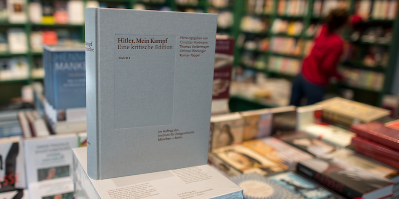 L'edizione critica di "Mein Kampf" di Adolf Hitler in una libreria di Monaco, in Germania (Matthias Balk/picture-alliance/dpa/AP Images)