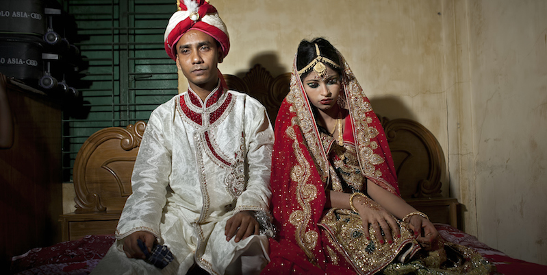 Una foto del matrimonio tra un uomo di 32 anni e una ragazza di 15 in Bangladesh, dove l'età minima per sposarsi è fissata dalla legge a 18 anni per le donne e a 21 per gli uomini (Allison Joyce/Getty Images)