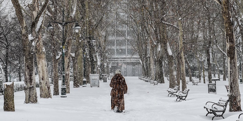 Una donna cammina nella neve a piazza Taksim, a Istanbul, il 7 gennaio 2017 (YASIN AKGUL/AFP/Getty Images)