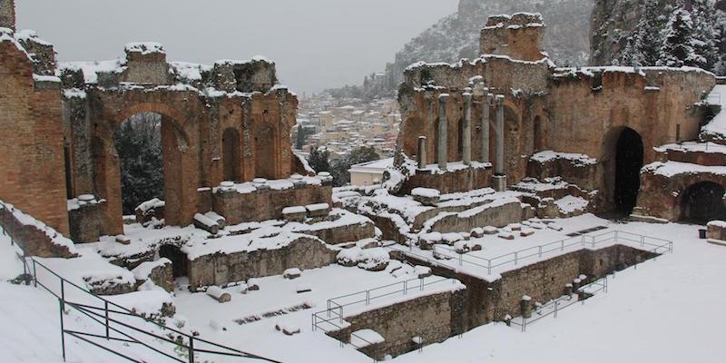 Il teatro antico di Taormina ricoperto dalla neve, il 7 gennaio 2017 (ANSA/SARO LAGANA')