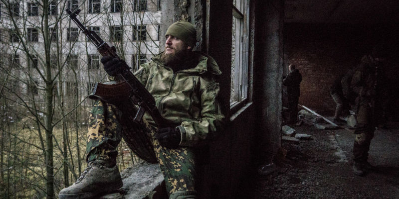 Uno dei partecipanti del corso paramilitare "Partigiano", a San Pietroburgo (Alexander Aksakov — The Washington Post)