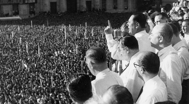 Juan Domingo Peron, presidente argentino, uno dei leader politici più associati con le definizioni di populismo, parla davanti alla folla in Plaza de Mayo a Buenos Aires, circa 1950 (Keystone/Getty Images)