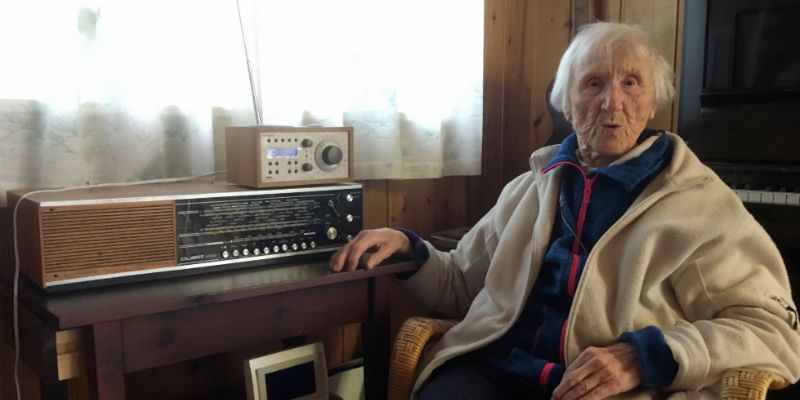 La 98enne Judith Haaland accanto alla sua vecchia radio a Stavanger, in Norvegia, l'8 gennaio 2017 (AP Photos/Mark Lewis)