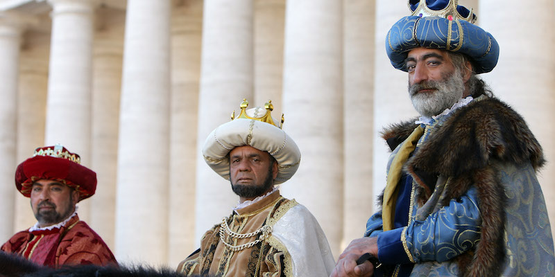 Tre uomini vestiti da re magi, il 6 gennaio 2014, in piazza San Pietro, nella Città del Vaticano (Franco Origlia/Getty Images)