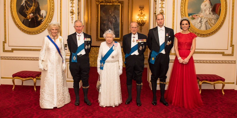 La regina Elisabetta II e il principe consorte Filippo fotografati insieme al principe Carlo e alla moglie Camilla, a sinistra, e al principe William e alla moglie Catherine, a destra, l'8 dicembre a Buckingham Palace (Dominic Lipinski-WPA Pool/Getty Images)