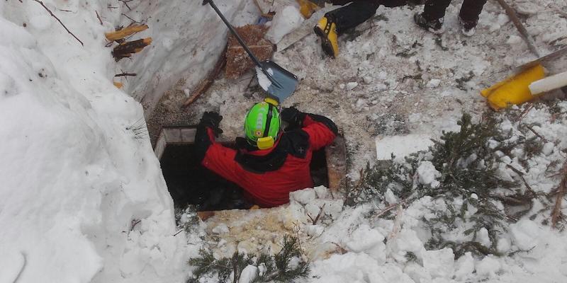 Un volontario del Soccorso Alpino in una delle entrate ricavate all'Hotel Rigopiano di Farindola, il 22 gennaio 2017 (ANSA/ SOCCORSO ALPINO)