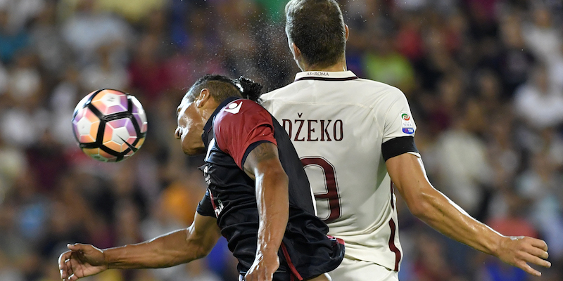 Edin Dzeko e Bruno Alves (TIZIANA FABI/AFP/Getty Images)