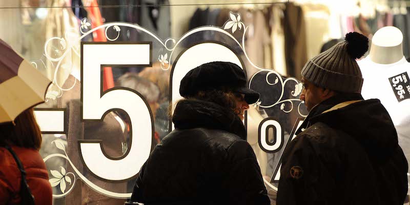 Una vetrina di un negozio di Firenze nel primo giorno di saldi dello scorso anno (ANSA / CARLO FERRARO)