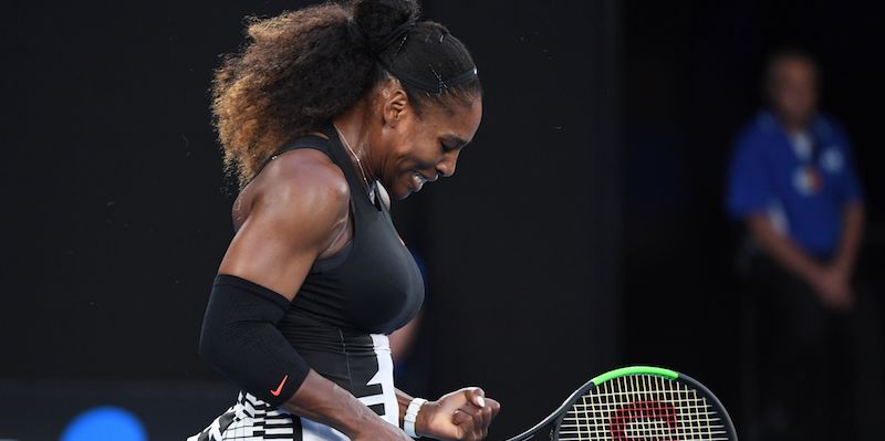 Serena Williams esulta dopo aver segnato un punto nella finale contro la sorella (WILLIAM WEST/AFP/Getty Images)