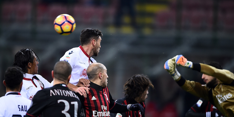 I giocatori di Milan e Cagliari dentro l'area del Milan durante un calcio d'angolo (FILIPPO MONTEFORTE/AFP/Getty Images)