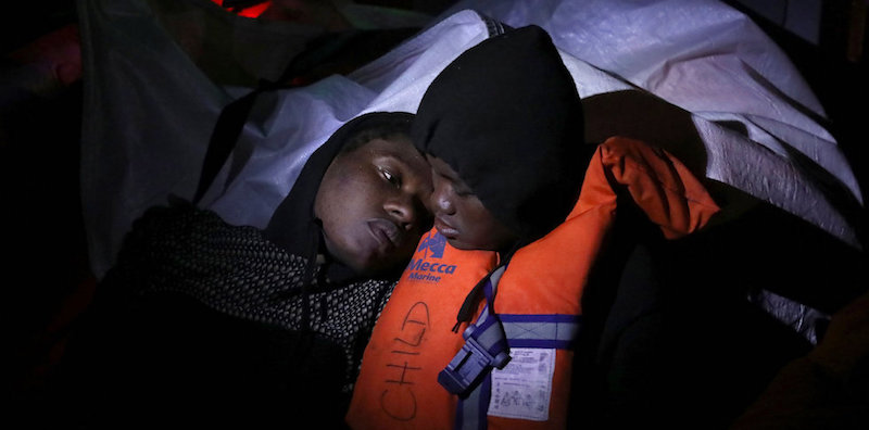 Due migranti si abbracciano durante le operazioni di soccorso della ONG spagnola Proactiva Open Arms nei pressi delle coste libiche, 27 gennaio 2017 (REUTERS/Giorgos Moutafis)