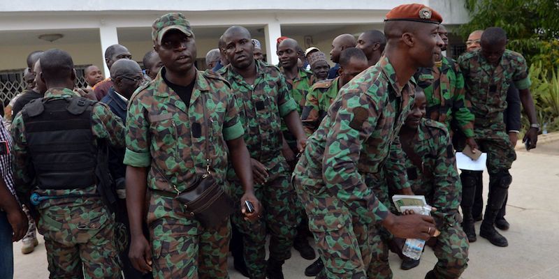 Un gruppo di soldati ivoriani ammutinati, tra quelli che hanno preso in ostaggio il ministro della Difesa Alain Richard Donwahi a Bouaké, il 7 gennaio 2017 (SIA KAMBOU/AFP/Getty Images)