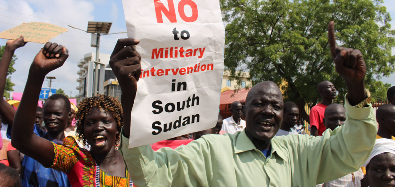 Manifestanti a Jubea contro lo stanziamento delle truppe dell'ONU nella capitale sud sudanese, il 20 luglio 2016. (AP Photo/Samir Bol)