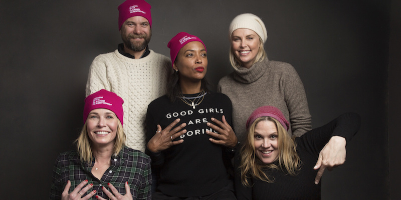 Joshua Jackson, Aisha Tyler, Charlize Theron, Chelsea Handler e Mary McCormack in posa per promuovere la Women's March - 21 gennaio 2017 
(Taylor Jewell/Invision/AP)